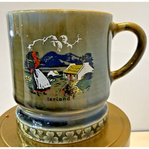 Vintage Wade Irish Porcelain Mug Colleen Cottage Shamrock Base Ireland